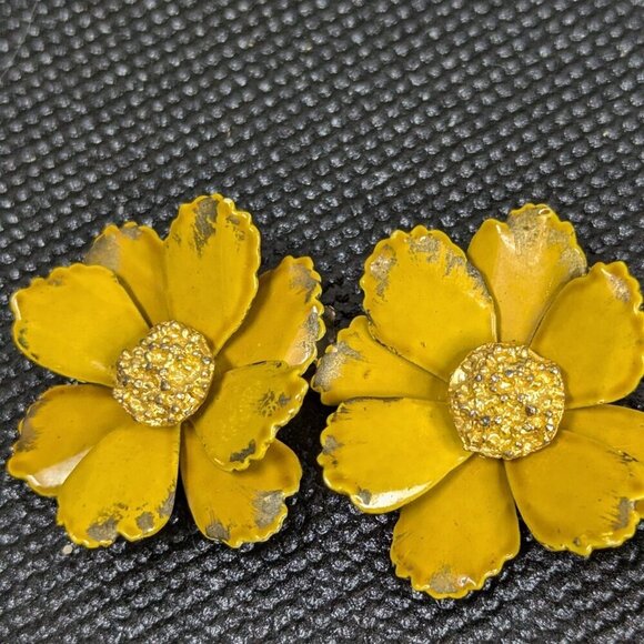 Lot of vintage enamel FLOWER Earrings and Acrylic Ring Sz 7 Clip n Earrings Boho - Picture 4 of 7